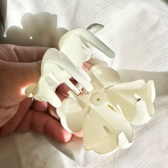 Off white/ cream flower hair claw with pearl embellishment - Picture 3 of 4